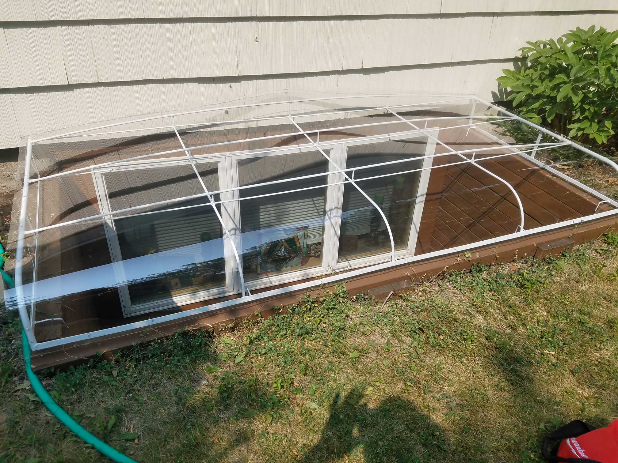 Window well with protective cover