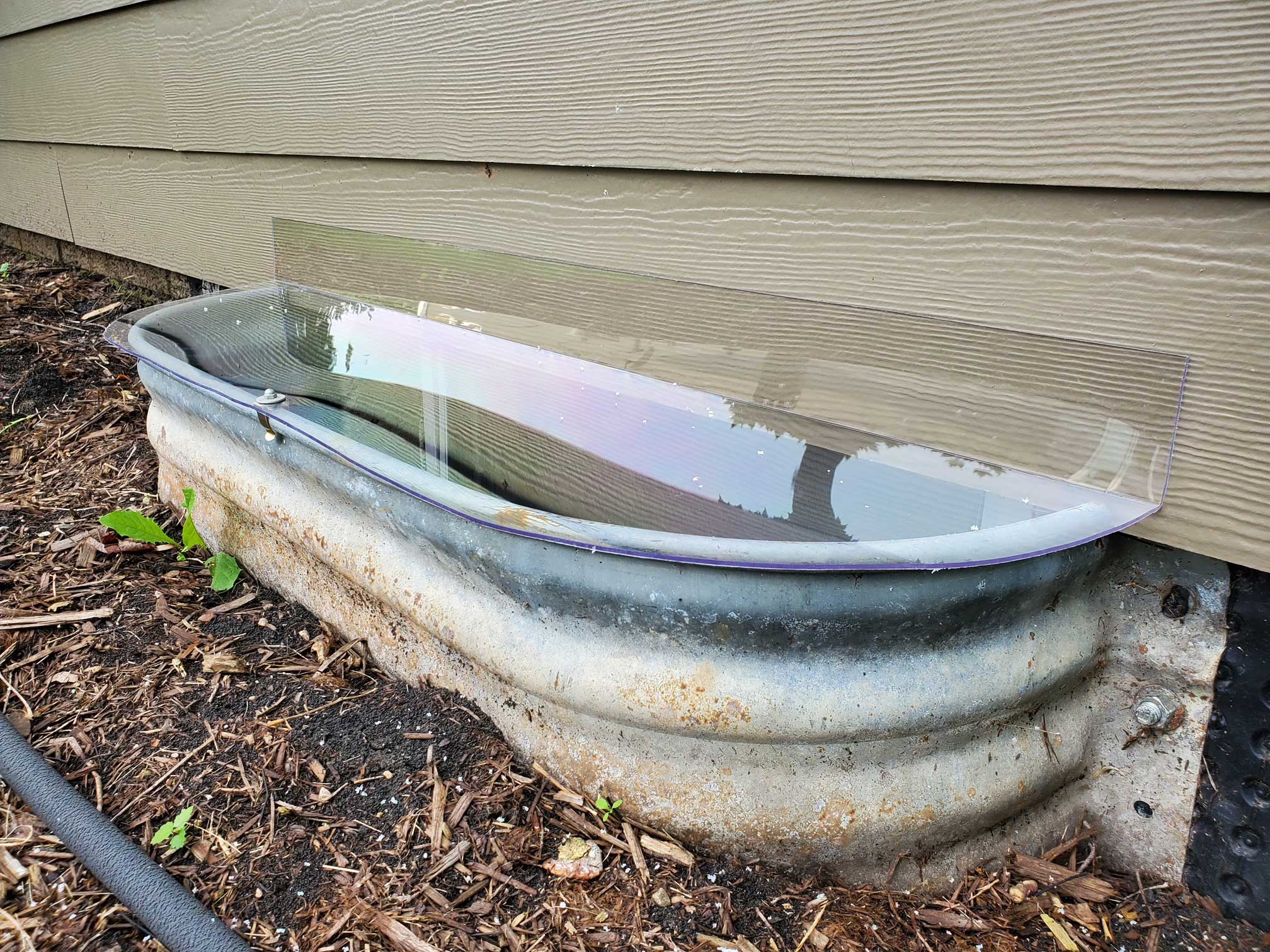 Window well with clear cover