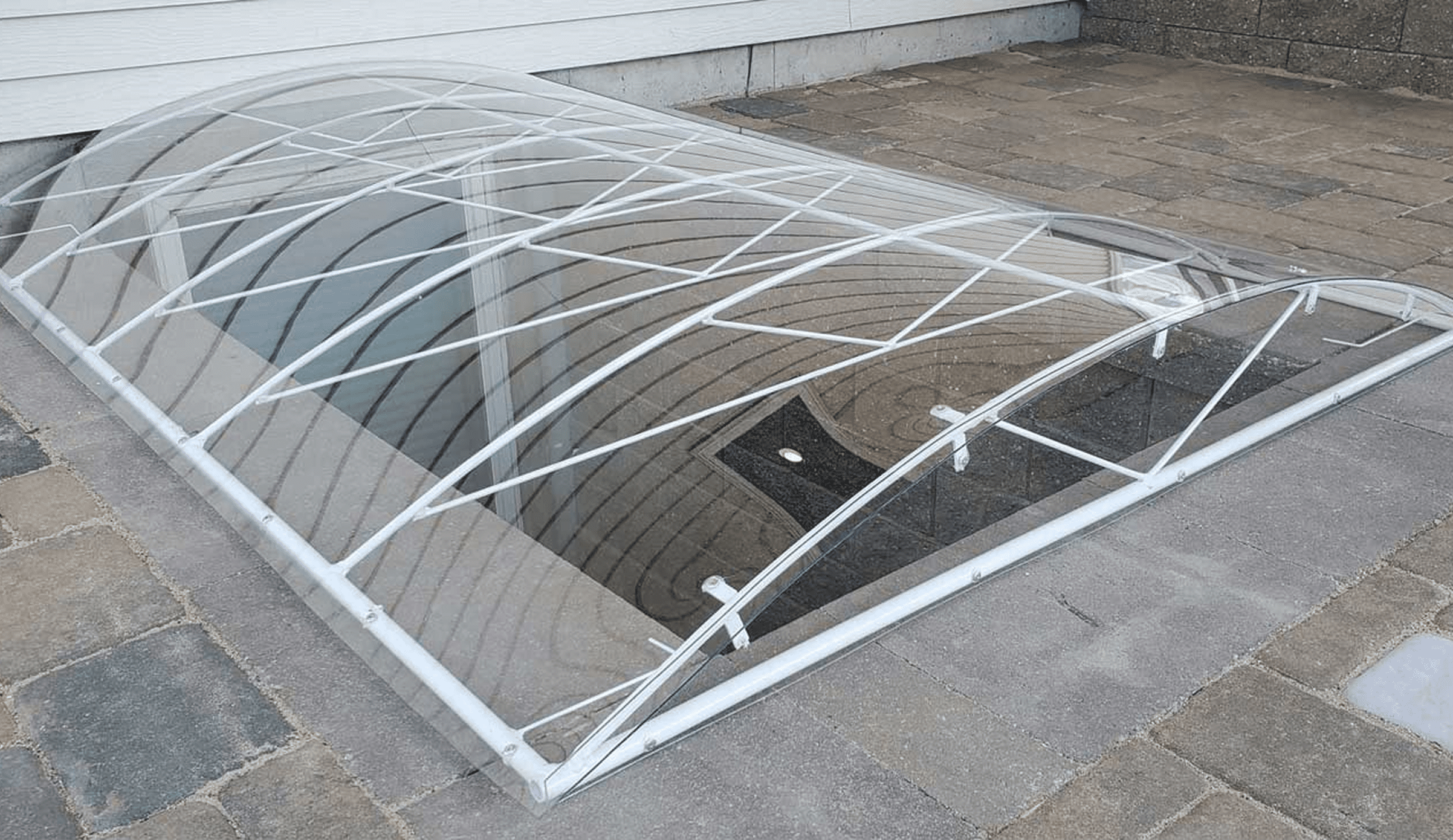 Curved glass window well cover