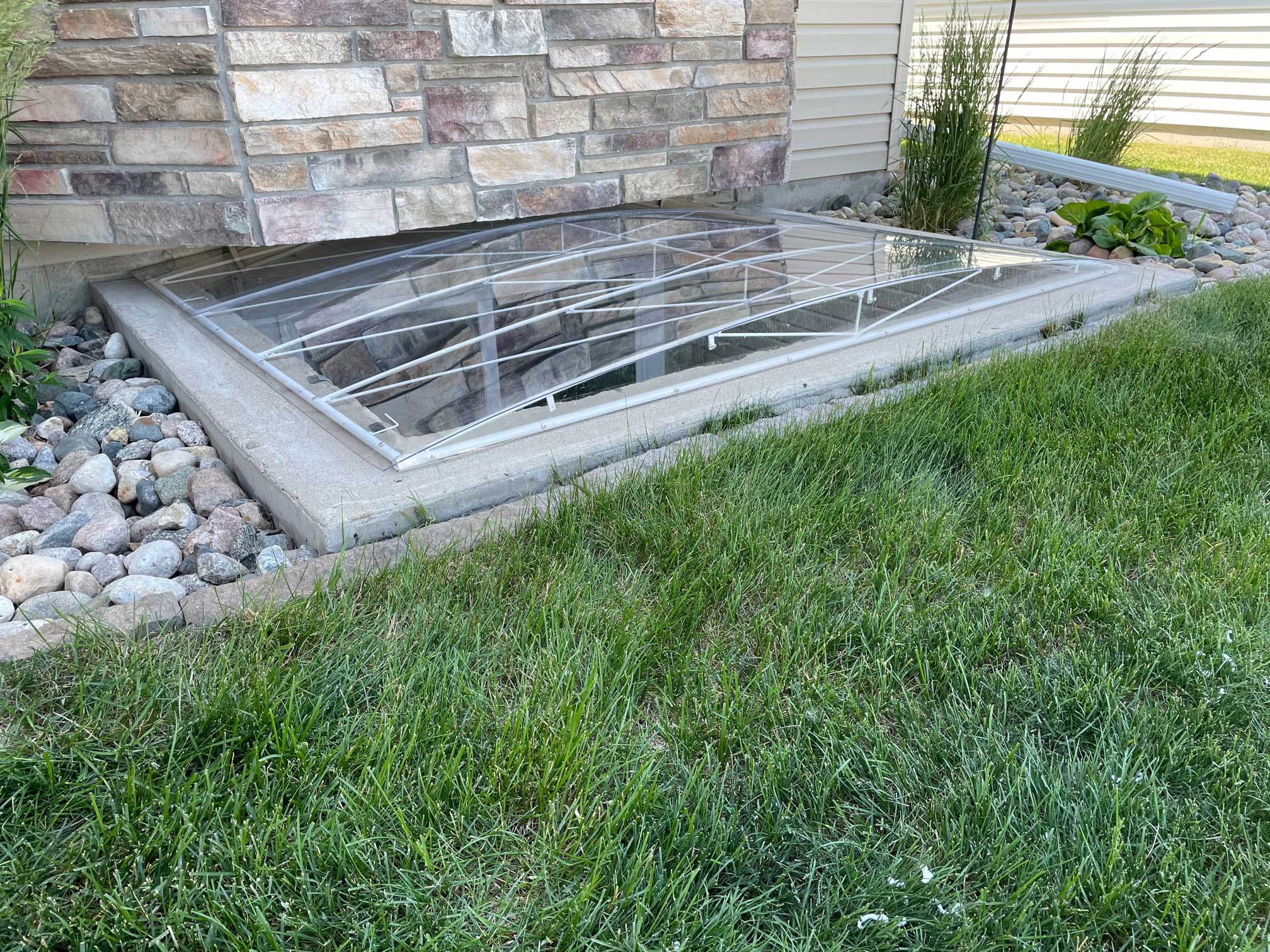Basement window well with clear cover