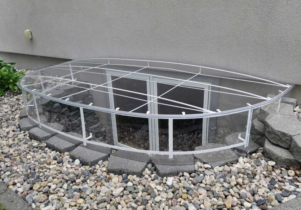Basement window well with clear cover